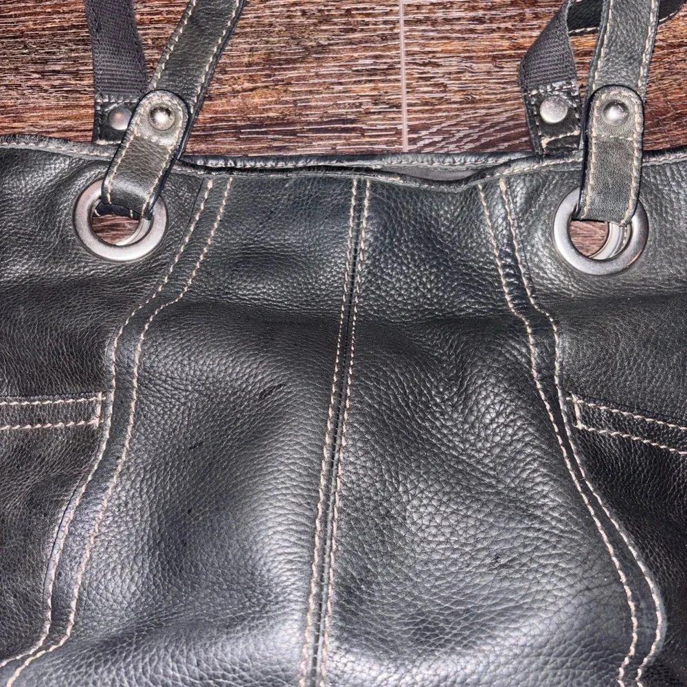 Classic Black Leather Shoulder bag with Contrast Stitching